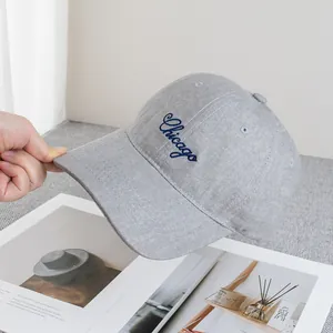 Detailansicht der Chicago-Stickerei auf einer hellgrauen Baseballkappe aus Baumwolle