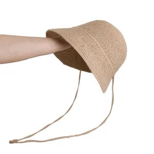 Cappello a secchiello in paglia intrecciata con lacci e protezione solare traspirante