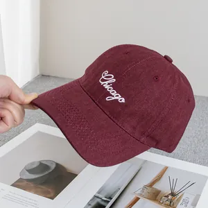Detailansicht der weinroten Baseballkappe mit Chicago-Stickerei und verstärktem Schirm