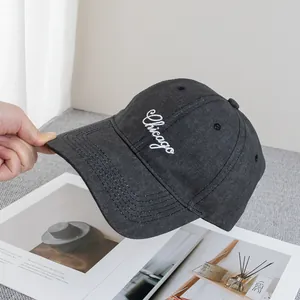 Nahaufnahme der anthrazitfarbenen Baseballkappe mit weißem Chicago-Stick und verstärktem Rand