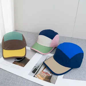 Drei mehrfarbige 5-Panel-Outdoor-Campingmützen mit flacher Krempe im Retro-Patchwork-Stil