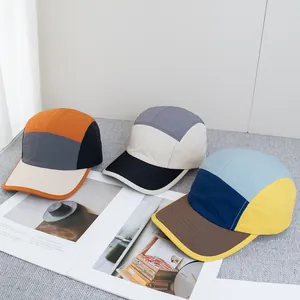 Flache Ansicht von Retro 5-Panel-Campingmützen aus Nylon mit Farbblock-Design