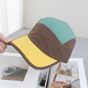 Detail der 5-Panel-Outdoor-Kappe mit dreifarbigen Nähten und robuster Nylon-Textur