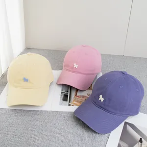 Pastellfarbene Baumwoll-Baseballkappen mit Hundestickerei in Gelb, Rosa und Lila