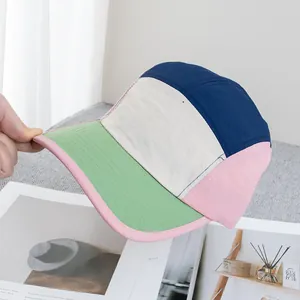 Detailansicht der fünfteiligen Campingmütze mit rosa Paspelierung und Nylon-Nähten