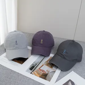 Minimalistische geborduurde katoenen baseballpetten in lichtgrijs, paars en antraciet
