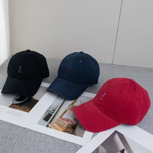 Minimalistische katoenen honkbalpet met HOHOho borduursel in zwart blauw en rood