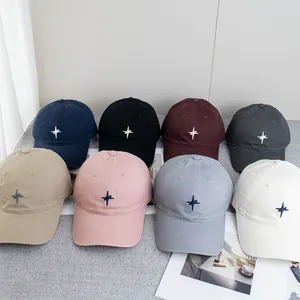Huit casquettes de baseball colorées avec broderie d'étoiles sur fond gris clair