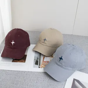 Trois casquettes de baseball en coton bordeaux, kaki et bleu clair avec broderie étoile