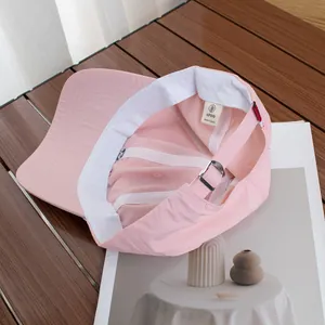 Dettaglio interno del cappellino rosa con fascia in cotone e fibbia metallica regolabile