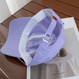 Détail de la casquette lavande à séchage rapide avec boucle métal et étiquette