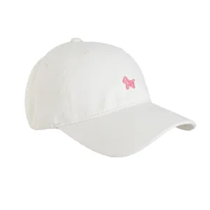Weiße minimalistische Baseballkappe mit pinkfarbenem Pony-Stickmotiv auf weißem Hintergrund