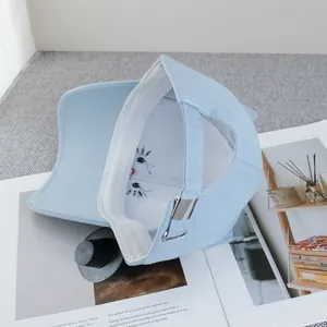 Dettaglio del cappellino azzurro con fascia antisudore e ricamo a forma di insetto interno