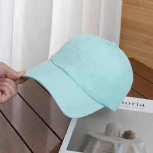 Gros plan sur la casquette de baseball bleu menthe avec broderie détaillée d'animaux
