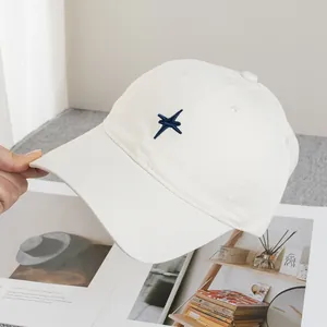 Détail de la broderie étoile sur une casquette de baseball en coton blanc de qualité