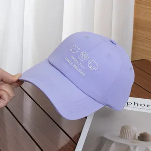Détail d'une casquette violette avec broderie d'animaux de dessin animé et texte Happy Time