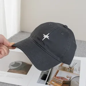 Gros plan sur une casquette noire avec broderie d'étoile blanche sur fond de style de vie