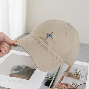 Détail de la casquette en coton kaki avec broderie étoile bleue et œillets d'aération