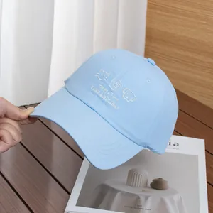 Détail de broderie d'animaux blancs sur une casquette de baseball bleu clair à séchage rapide