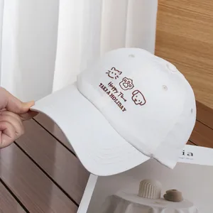 Gros plan sur la casquette de baseball blanche à séchage rapide avec broderie animalière