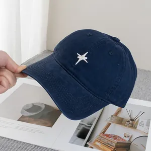 Détail de la casquette de baseball bleu marine avec broderie étoile blanche et sergé de coton