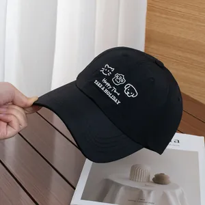 Détail de la broderie d'animaux et texte Happy Time sur une casquette de baseball noire