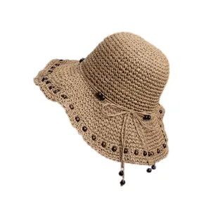Cappello da sole in paglia intrecciata a mano con perle in legno e fiocco decorativo