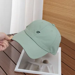 Dettaglio cappellino da baseball verde menta ad asciugatura rapida con ricamo a S nero
