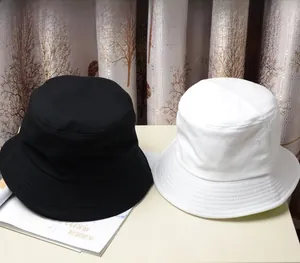Détail de bobs en coton blanc et noir avec des coutures précises sur le bord du chapeau