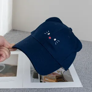 Dettaglio del design con orecchie di gatto e ricamo di alta qualità sul berretto blu navy
