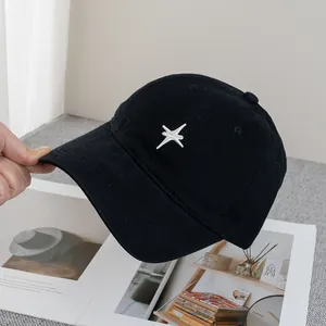 Détail de la broderie étoile blanche sur une casquette de baseball noire en coton