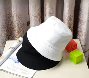 Vue détaillée de chapeaux bob noirs et blancs en coton avec coutures de bord renforcées