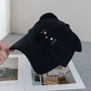 Dettaglio cappello da baseball nero con orecchie di gatto e ricamo del viso di gatto