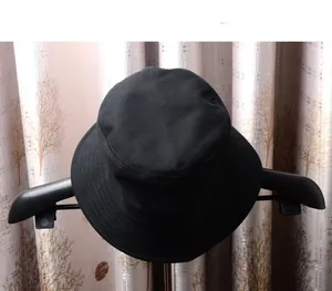 Détail du chapeau bob en coton noir avec des surpiqûres parallèles sur le bord du chapeau