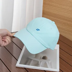 Dettaglio del cappellino da baseball azzurro ad asciugatura rapida con ricamo S e prese d'aria