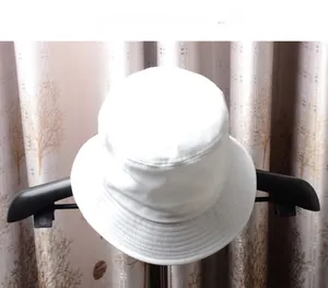 Détail d'un bob blanc uni avec coutures renforcées sur le bord et dessus plat
