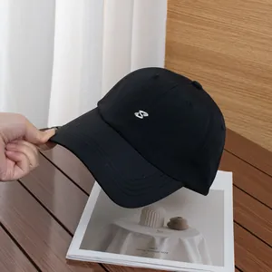 Dettaglio del cappellino da baseball nero con ricamo S bianco e cuciture rinforzate