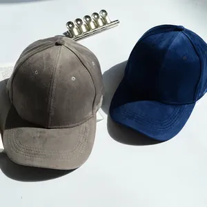 Casquettes de baseball en velours bleu marine et taupe avec une finition mate élégante