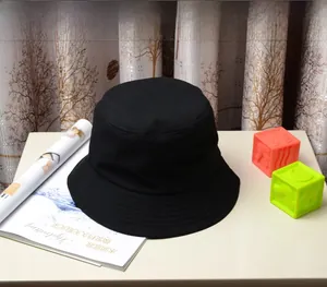Gros plan d'un bob en toile noire minimaliste montrant la texture du tissu de qualité