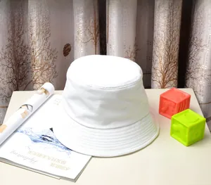 Détail d'un chapeau bob en coton blanc avec coutures renforcées sur le bord du chapeau