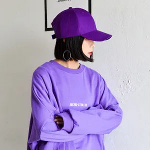 Elegante berretto da baseball in cotone viola abbinato a una felpa a maniche lunghe