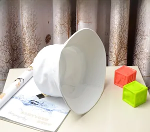 Vue détaillée du chapeau bob blanc montrant les coutures intérieures et la finition de qualité