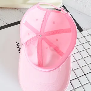 Detaillierte Innenseite einer rosa gewaschenen Baseballkappe mit Schweißband und Metallschnalle