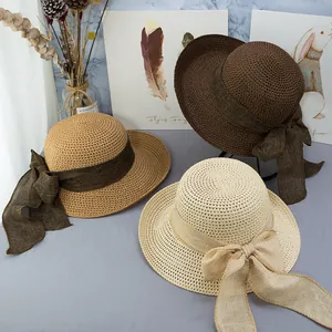 Cappelli di paglia a tesa larga con fiocchi eleganti nei colori beige, kaki e marrone
