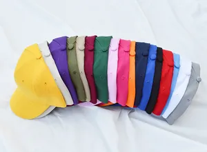 Layout a ventaglio che mostra una vivace collezione di cappellini da baseball in 16 colori