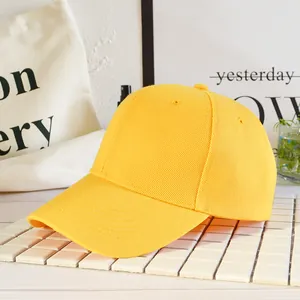 Vista dall'alto di un cappellino da baseball giallo brillante su sfondo lifestyle minimalista