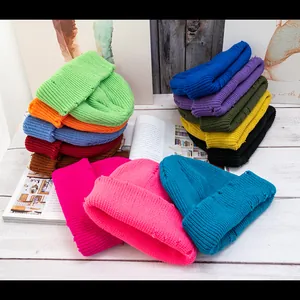 Gorros de punto acanalado de colores en varios tonos vivos para el calor invernal