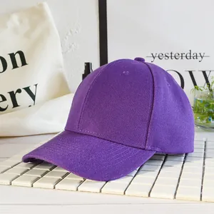 Dettaglio della cucitura a sei pannelli e del bottone superiore di un cappellino viola