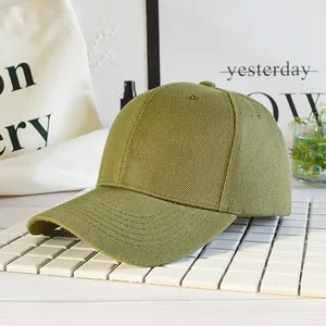 Dettaglio del cappellino da baseball verde oliva con trama in twill di cotone visibile