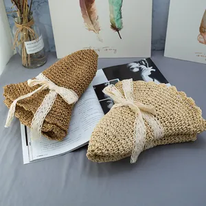 Cappelli di paglia pieghevoli all'uncinetto marrone e beige con nastri di pizzo bianco